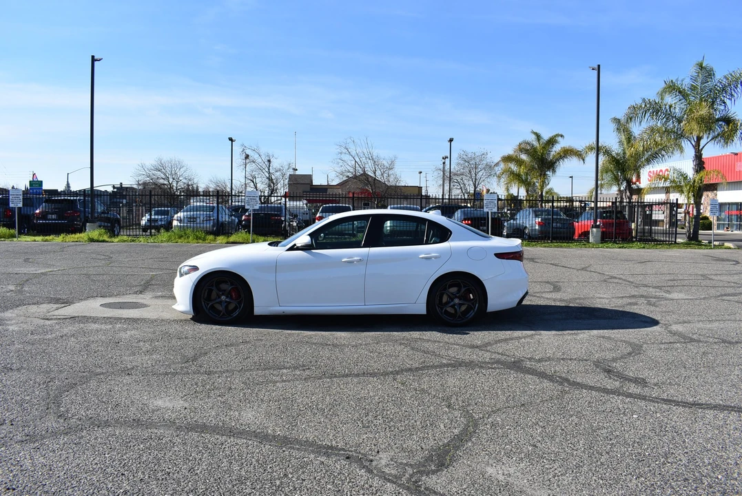2017 Alfa Romeo Giulia - Image 5 of 31