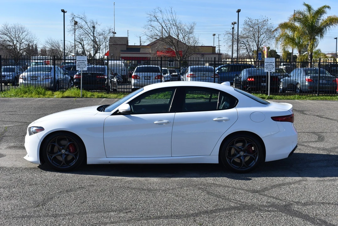 2017 Alfa Romeo Giulia - Image 7 of 31