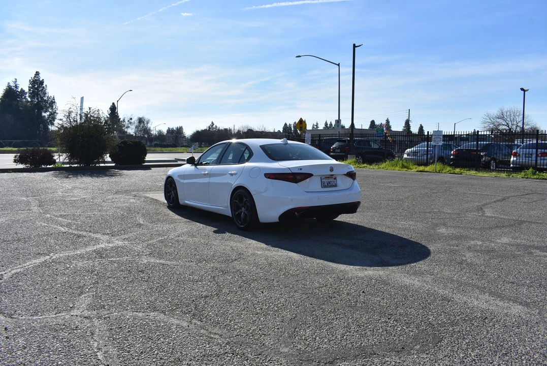 2017 Alfa Romeo Giulia - Image 8 of 31