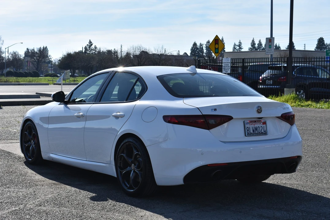2017 Alfa Romeo Giulia - Image 10 of 31