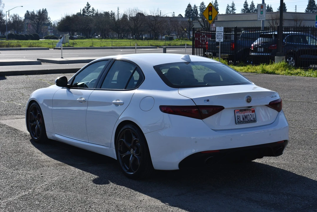 2017 Alfa Romeo Giulia - Image 9 of 31