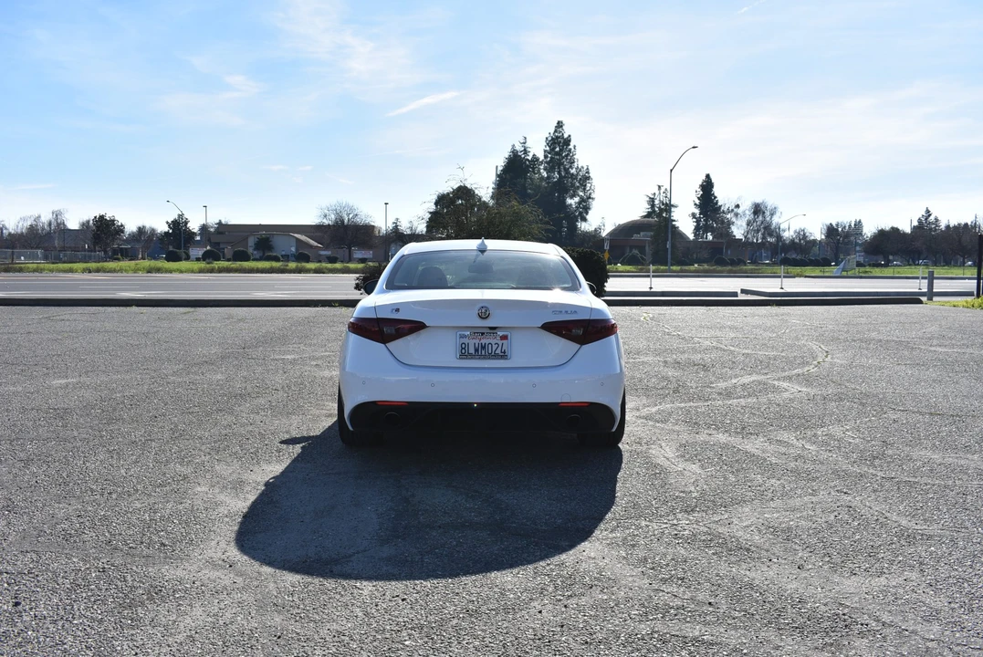 2017 Alfa Romeo Giulia - Image 11 of 31