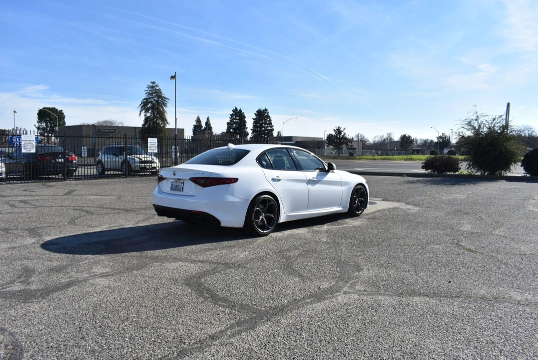 2017 Alfa Romeo Giulia - Image 14 of 31