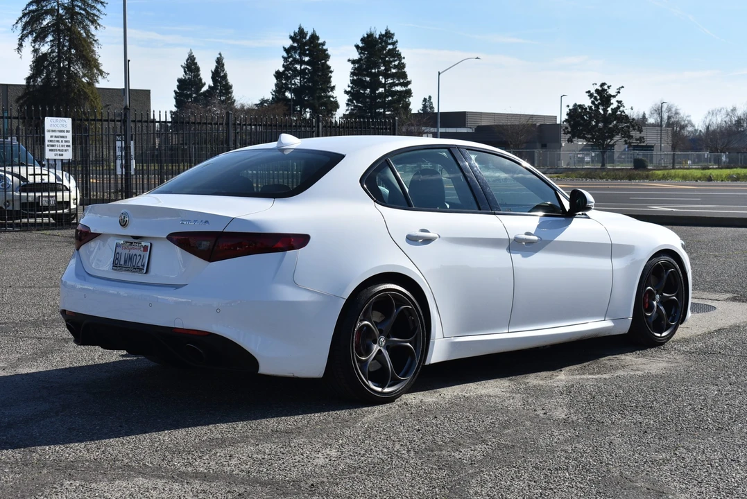 2017 Alfa Romeo Giulia - Image 15 of 31
