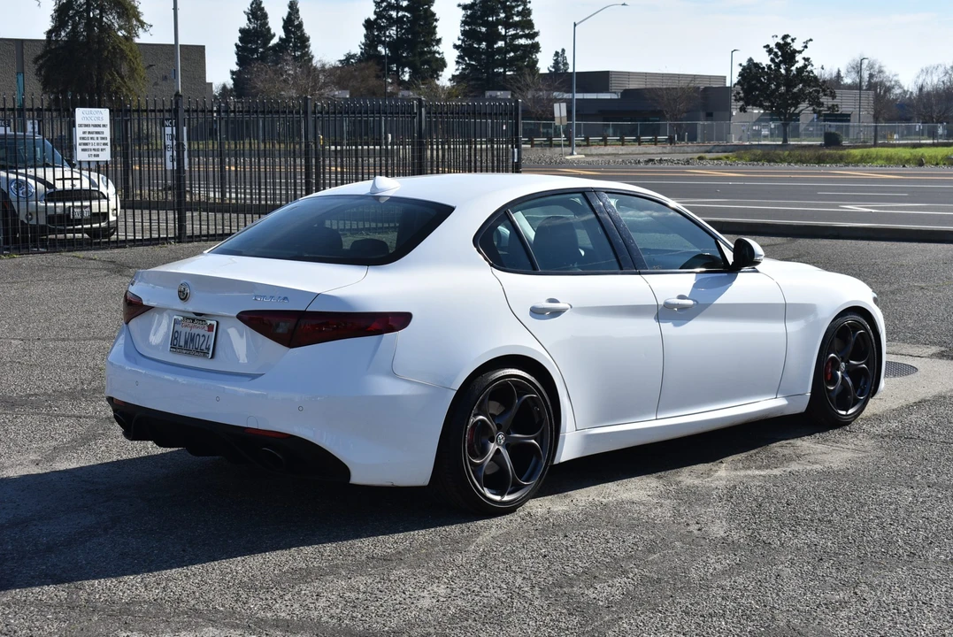 2017 Alfa Romeo Giulia - Image 16 of 31