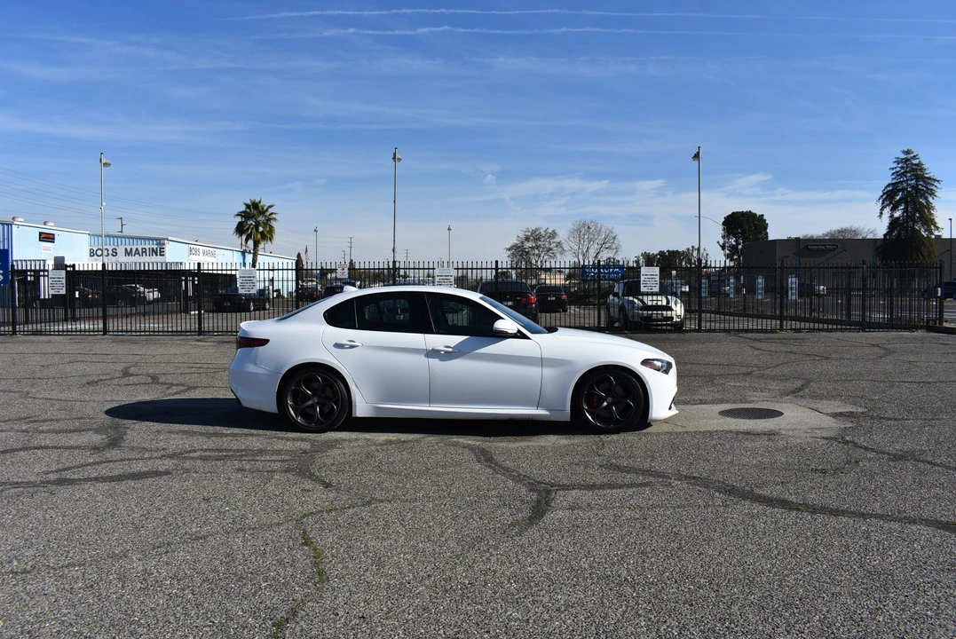 2017 Alfa Romeo Giulia - Image 17 of 31