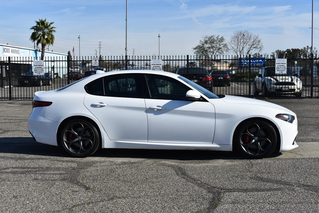 2017 Alfa Romeo Giulia - Image 18 of 31