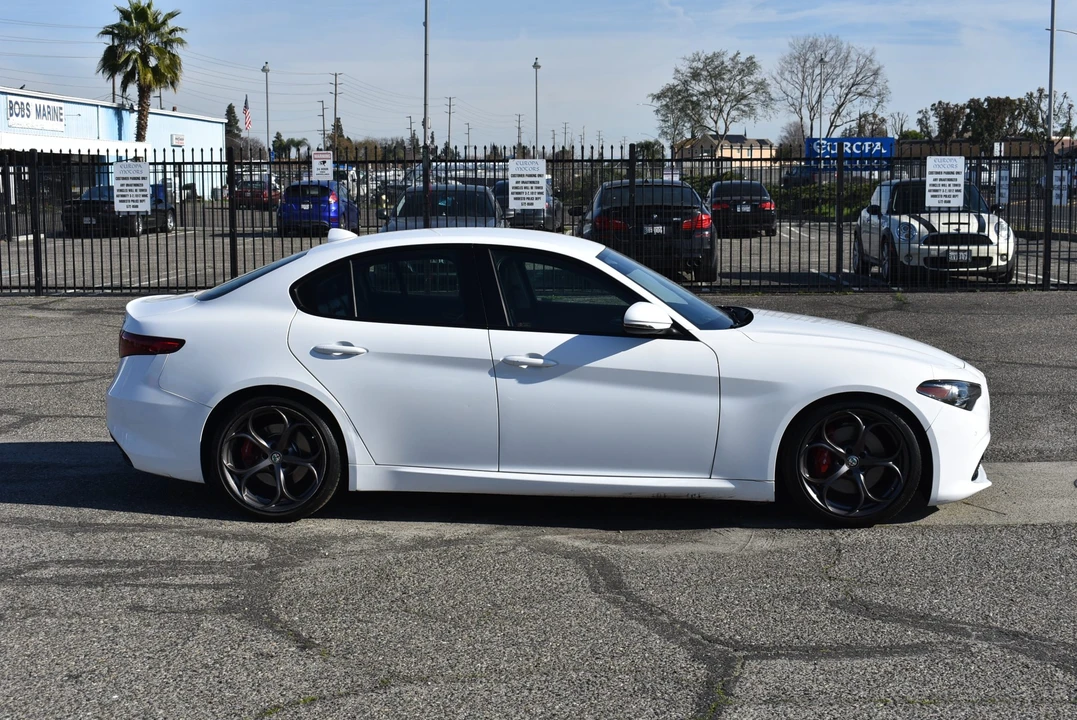 2017 Alfa Romeo Giulia - Image 19 of 31