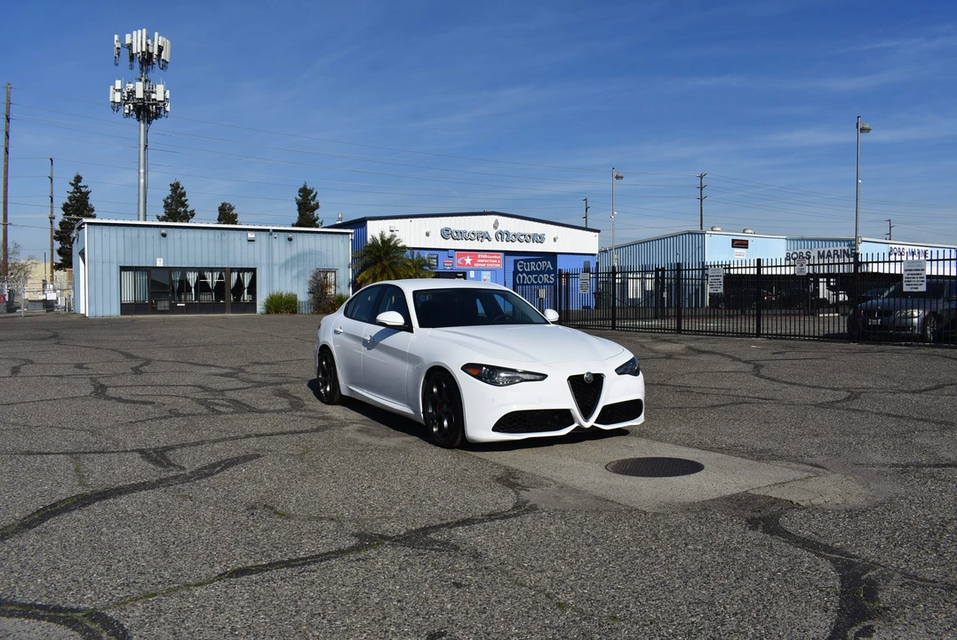 2017 Alfa Romeo Giulia - Image 20 of 31
