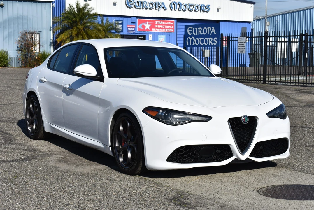 2017 Alfa Romeo Giulia - Image 21 of 31