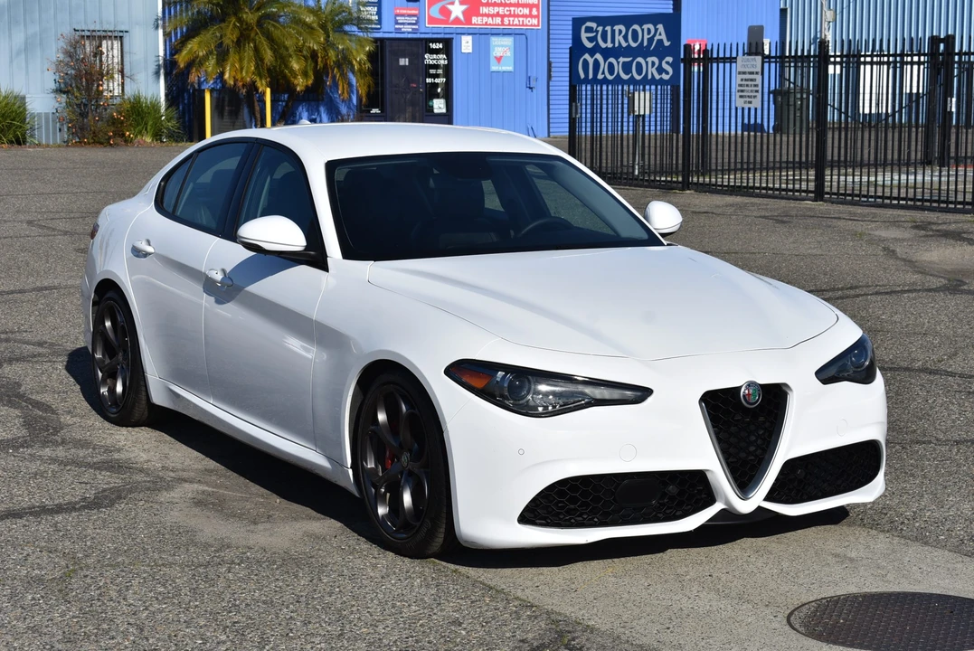 2017 Alfa Romeo Giulia - Image 22 of 31