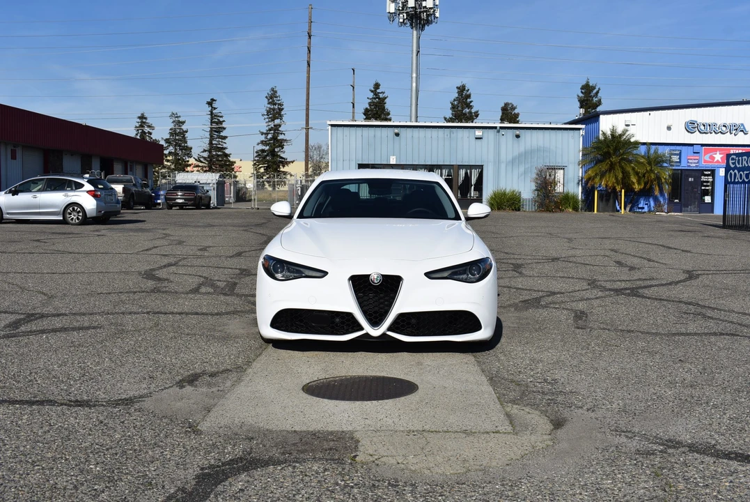 2017 Alfa Romeo Giulia - Image 23 of 31