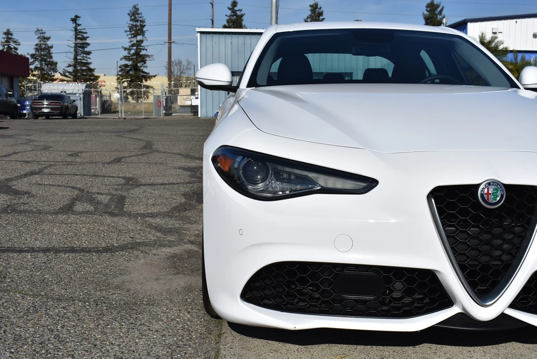 2017 Alfa Romeo Giulia - Image 25 of 31