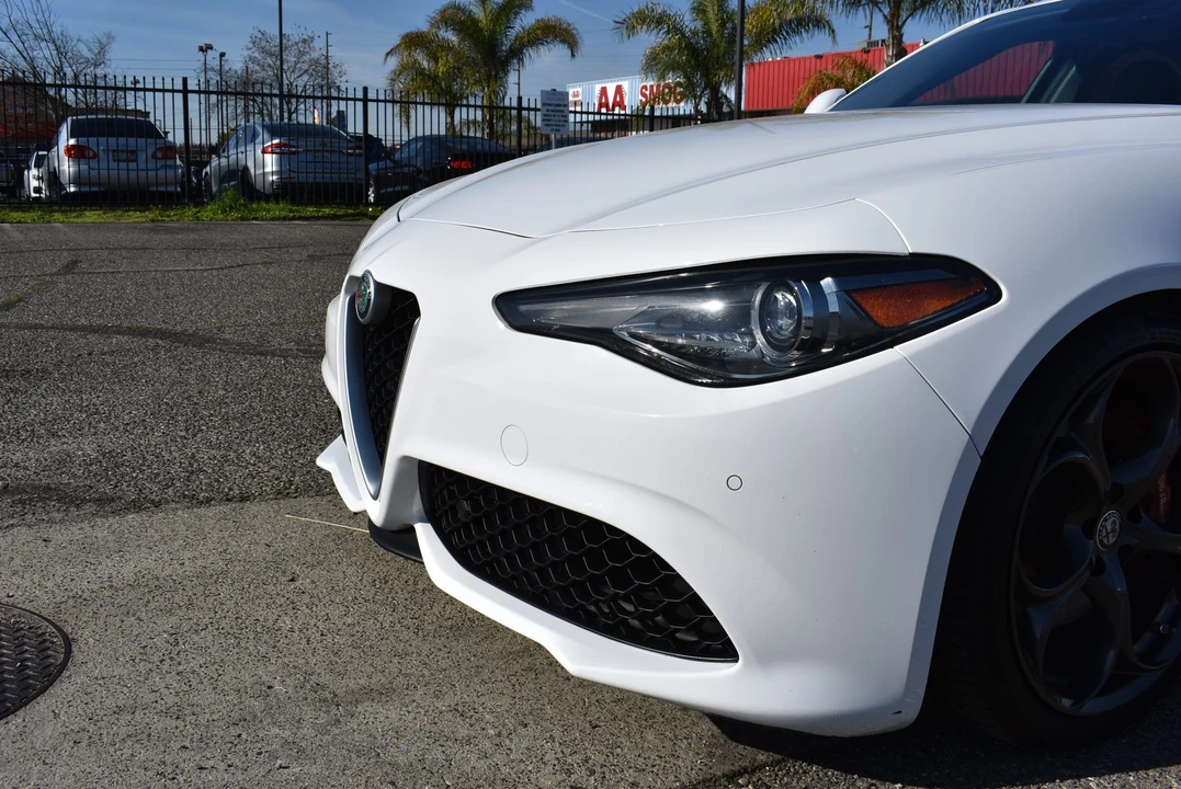 2017 Alfa Romeo Giulia - Image 28 of 31
