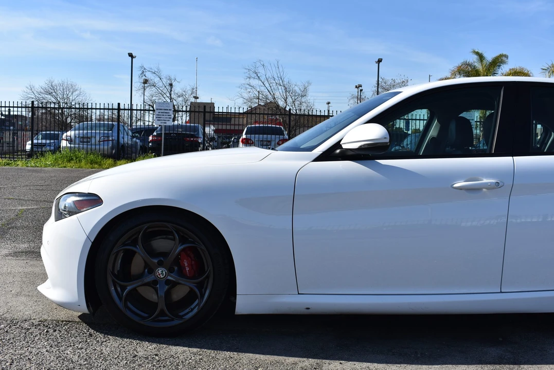 2017 Alfa Romeo Giulia - Image 29 of 31