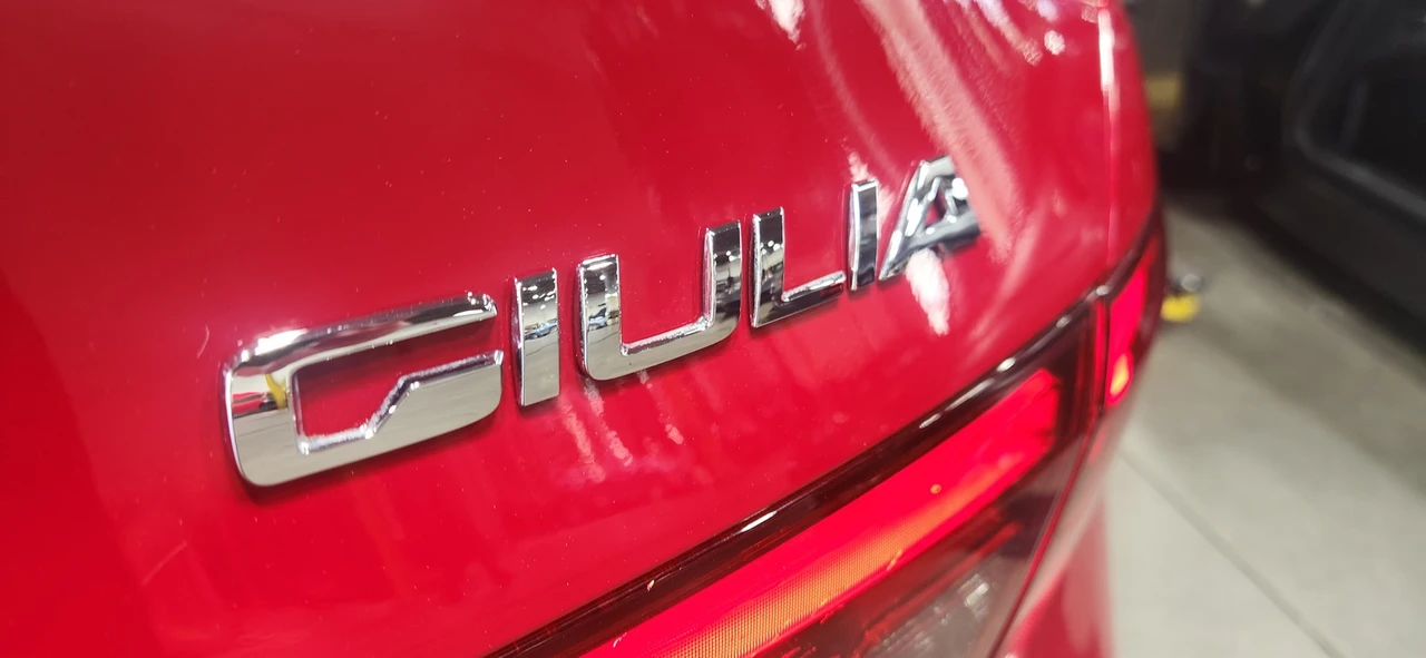 2017 Alfa Romeo Giulia - Image 15 of 21
