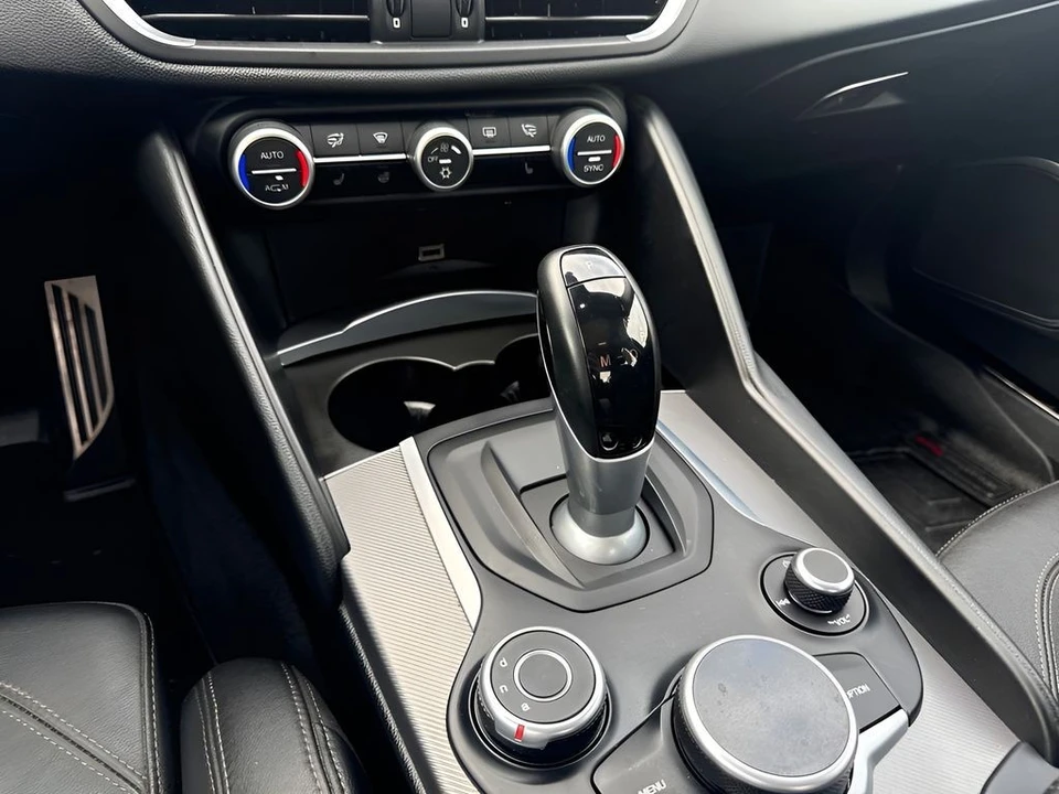 2017 Alfa Romeo Giulia - Image 14 of 30
