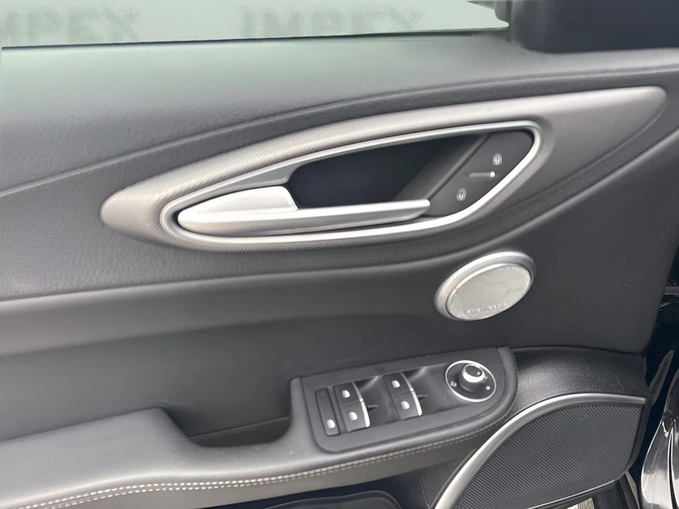 2017 Alfa Romeo Giulia - Image 24 of 30