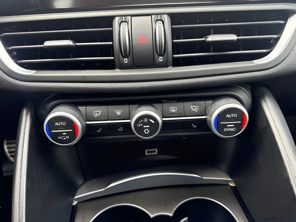 2017 Alfa Romeo Giulia - Image 16 of 30