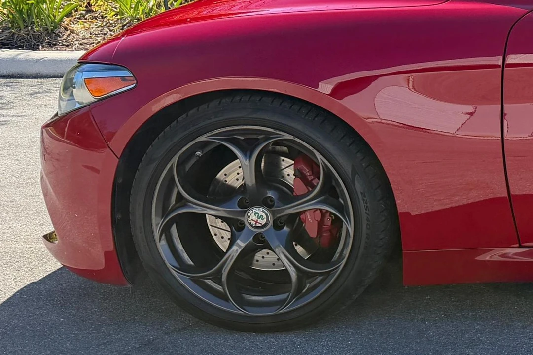 2017 Alfa Romeo Giulia - Image 15 of 31