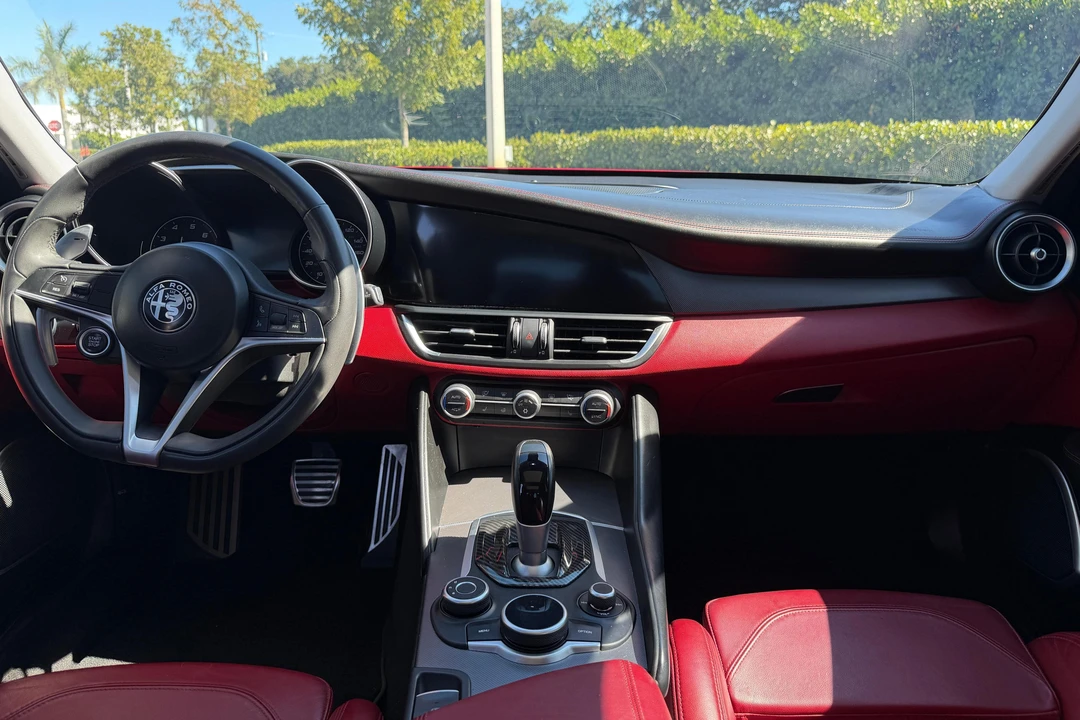 2017 Alfa Romeo Giulia - Image 20 of 31