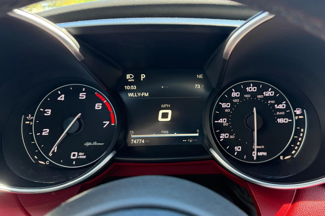 2017 Alfa Romeo Giulia - Image 23 of 31