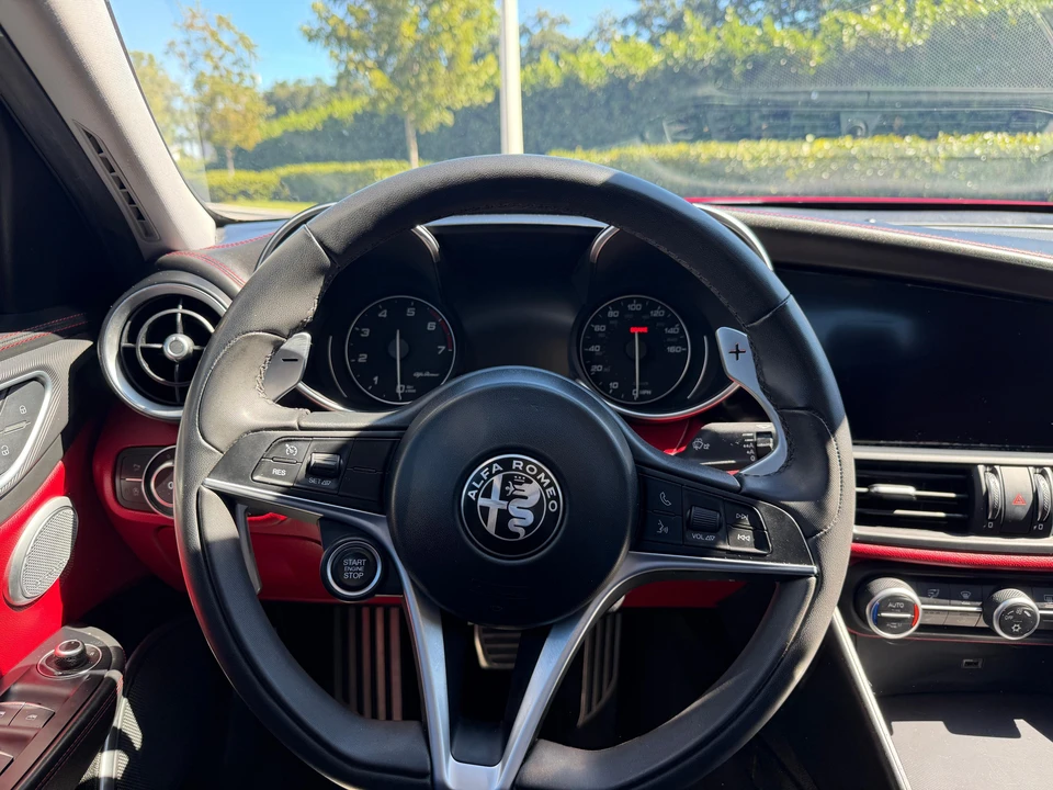 2017 Alfa Romeo Giulia - Image 27 of 31