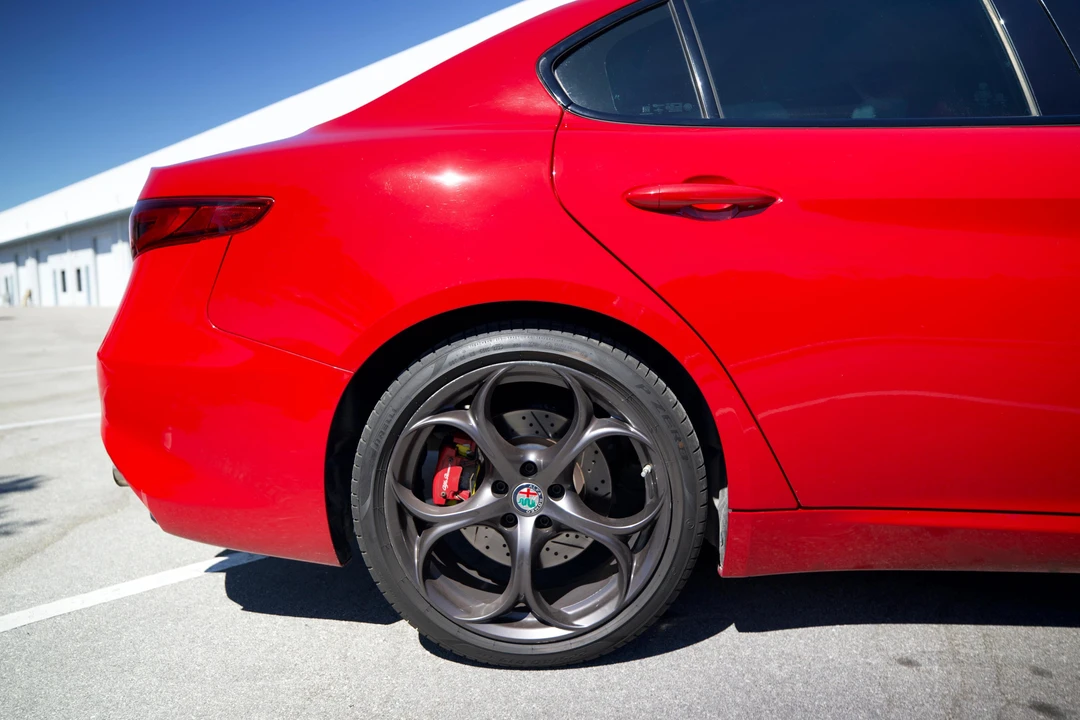 2017 Alfa Romeo Giulia - Image 17 of 31