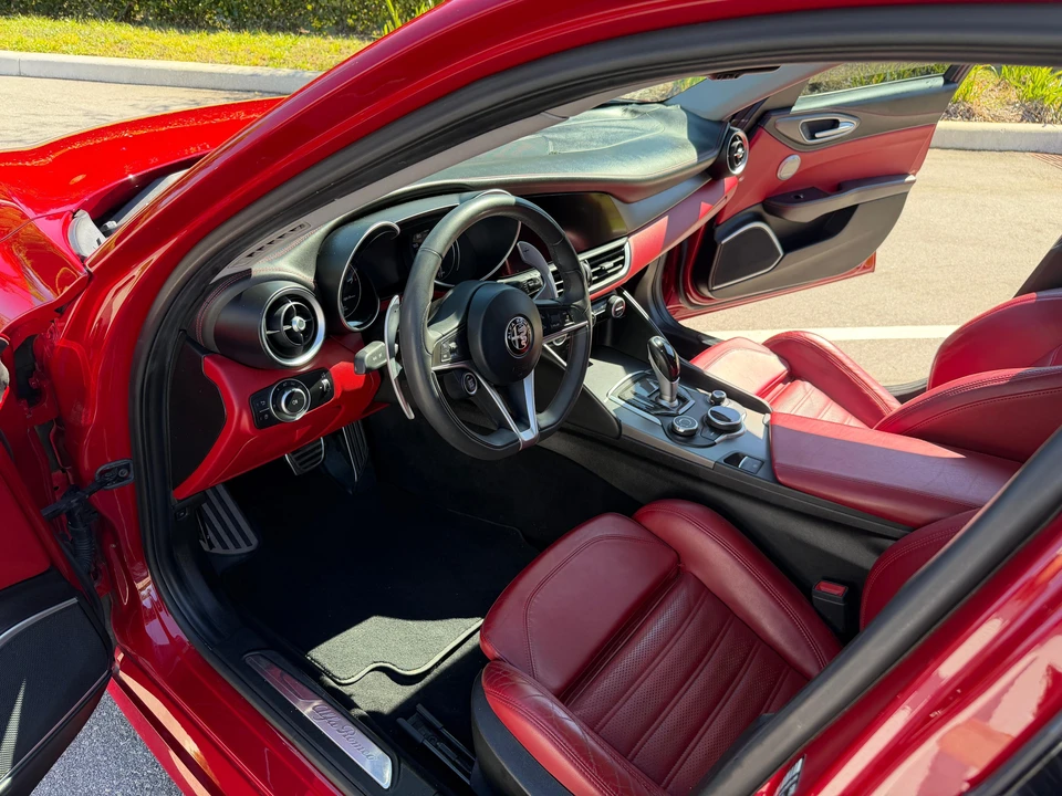 2017 Alfa Romeo Giulia - Image 25 of 31