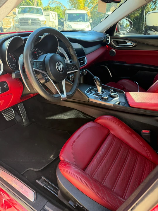 2017 Alfa Romeo Giulia - Image 26 of 31