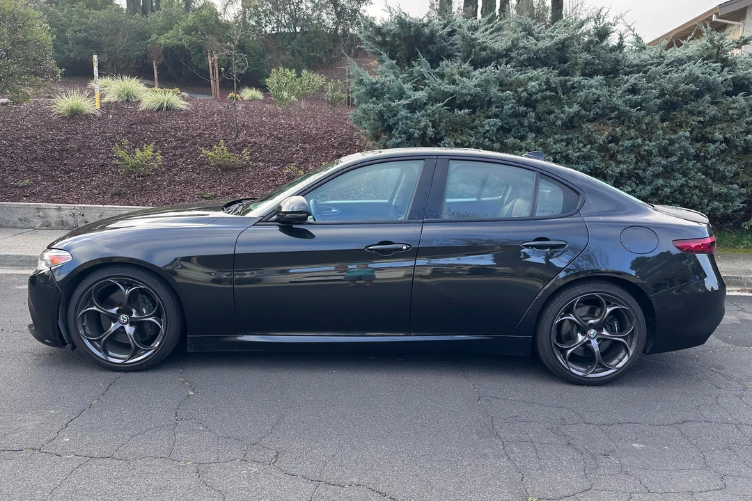 2017 Alfa Romeo Giulia - Image 10 of 31