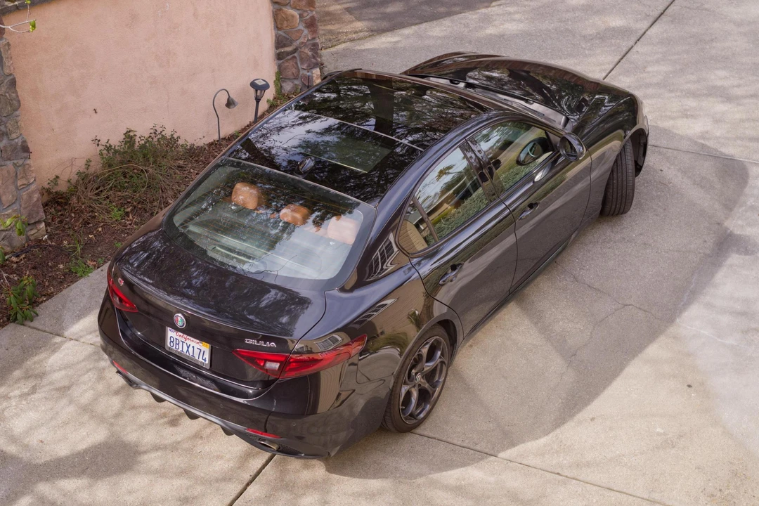 2017 Alfa Romeo Giulia - Image 14 of 31