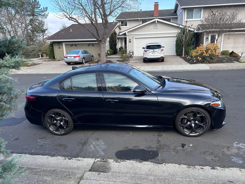2017 Alfa Romeo Giulia - Image 18 of 31