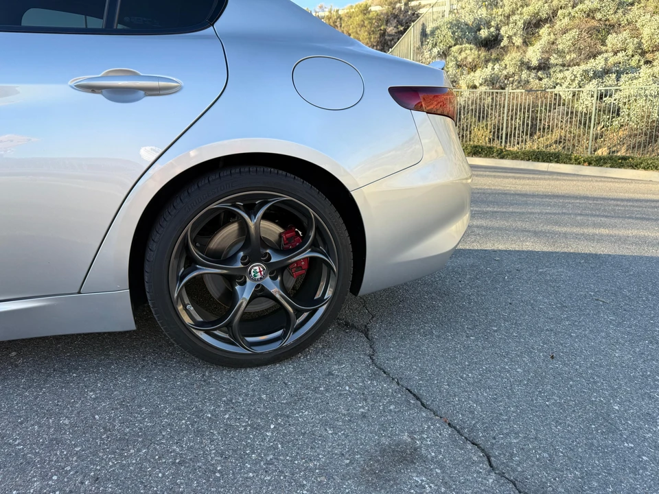 2017 Alfa Romeo Giulia - Image 25 of 31