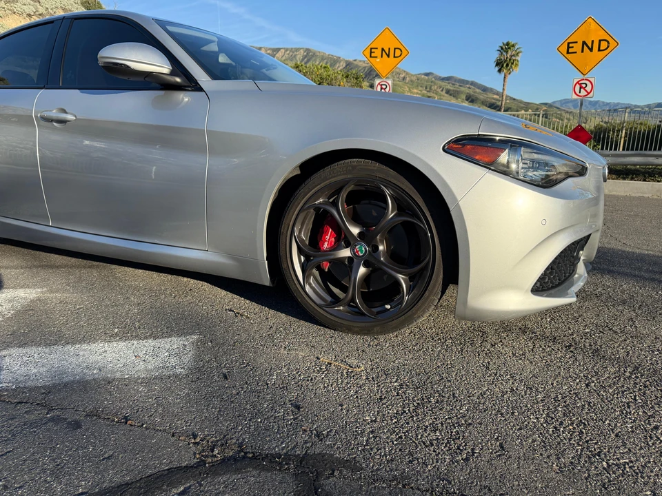 2017 Alfa Romeo Giulia - Image 27 of 31