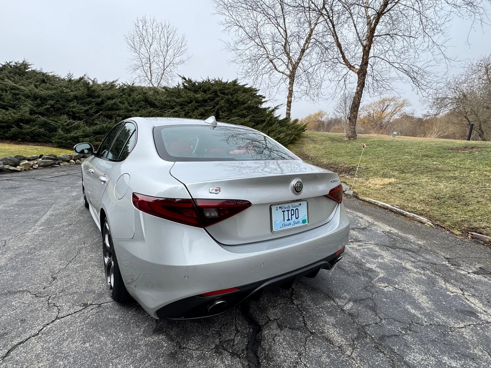 2017 Alfa Romeo Giulia - Image 18 of 31