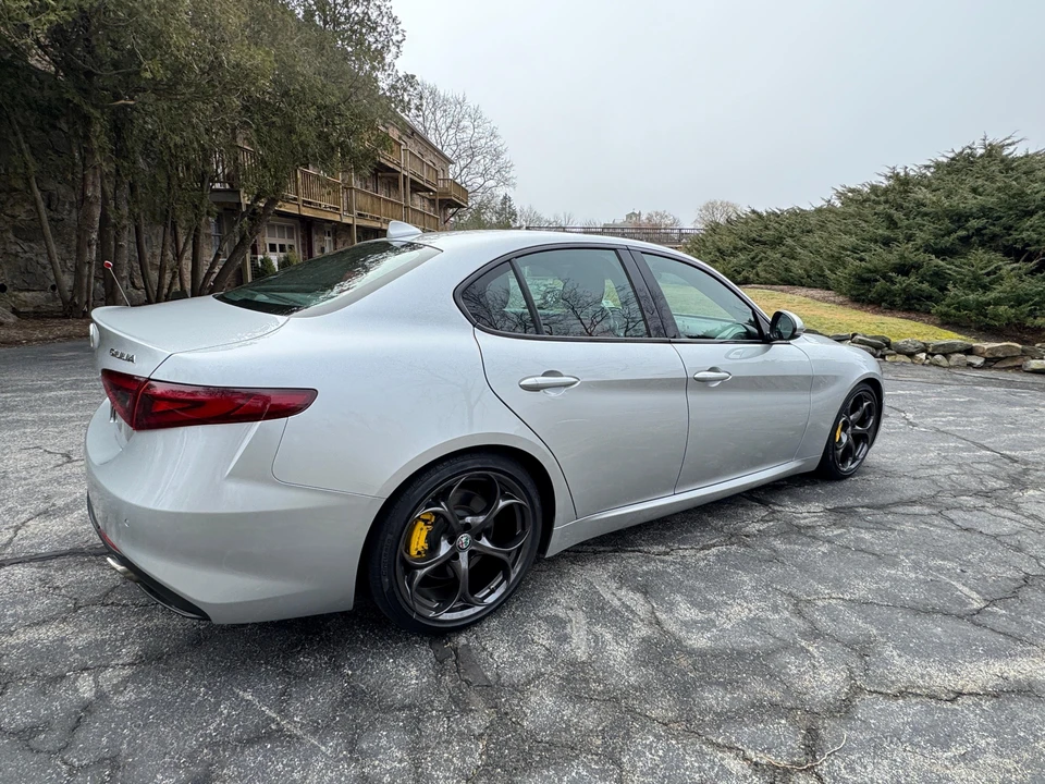 2017 Alfa Romeo Giulia - Image 29 of 31