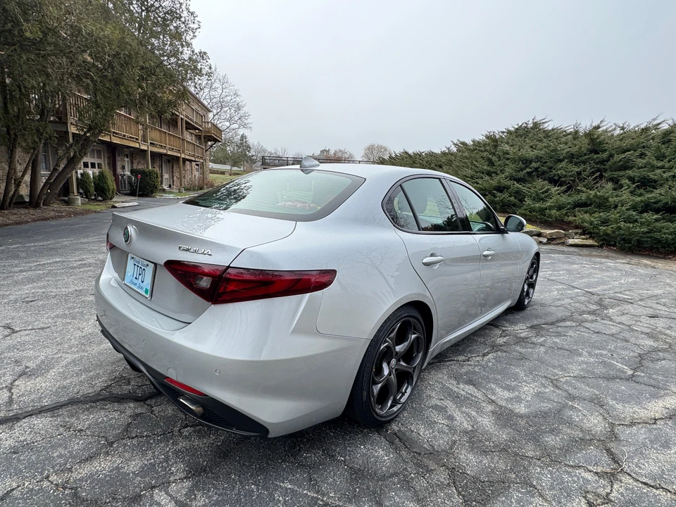 2017 Alfa Romeo Giulia - Image 27 of 31