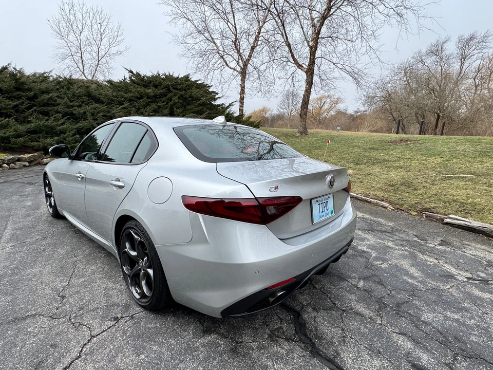 2017 Alfa Romeo Giulia - Image 16 of 31