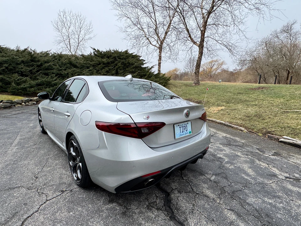 2017 Alfa Romeo Giulia - Image 17 of 31