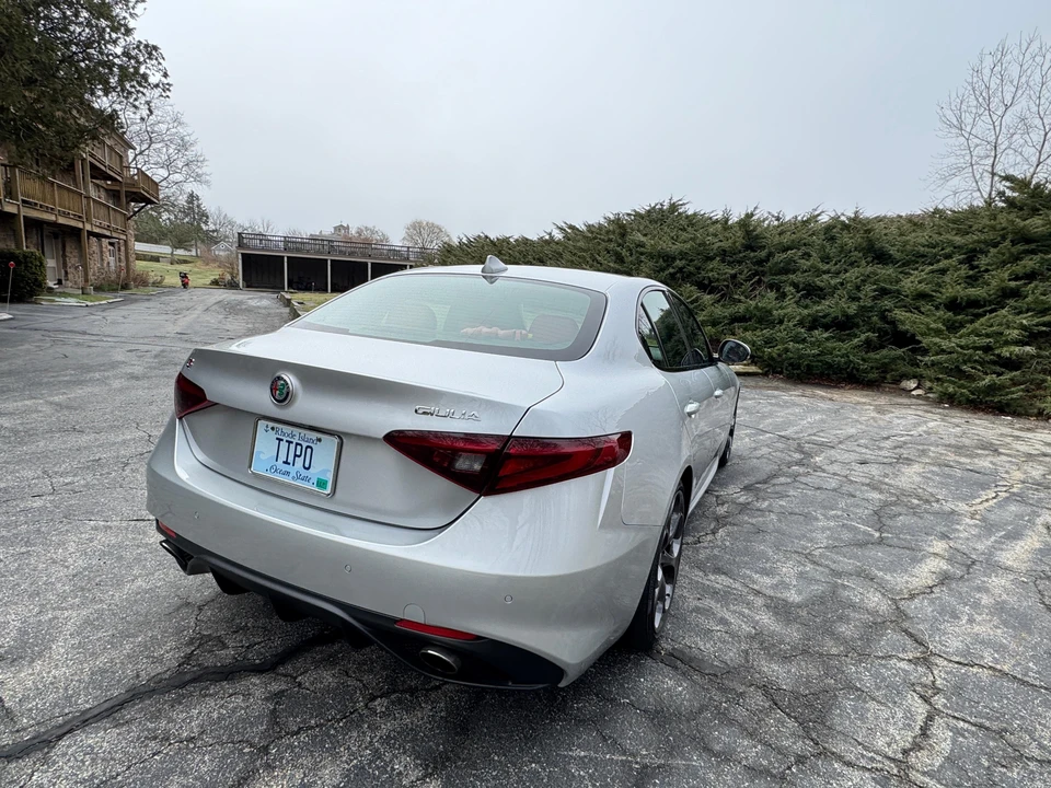 2017 Alfa Romeo Giulia - Image 25 of 31