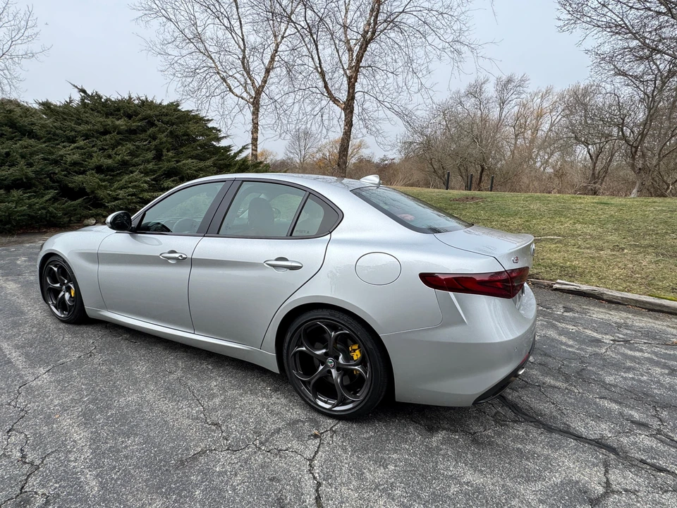 2017 Alfa Romeo Giulia - Image 13 of 31