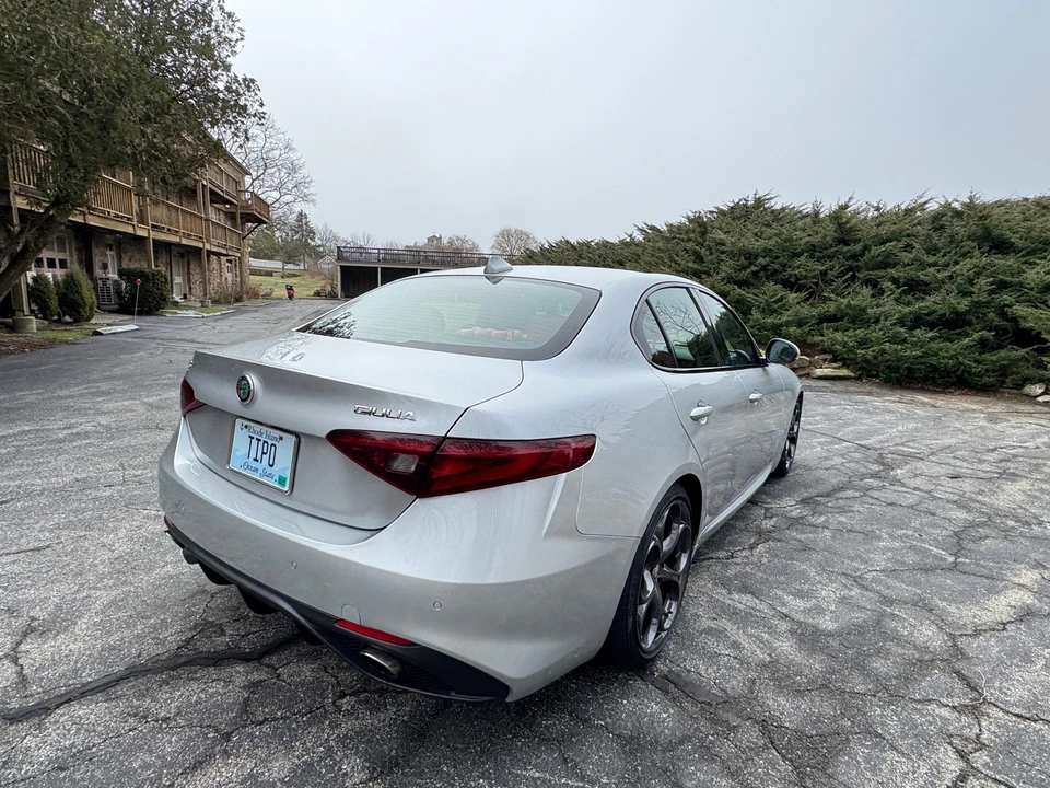 2017 Alfa Romeo Giulia - Image 26 of 31