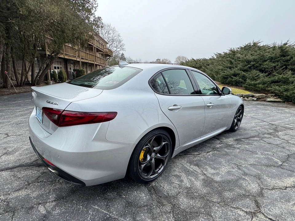 2017 Alfa Romeo Giulia - Image 28 of 31