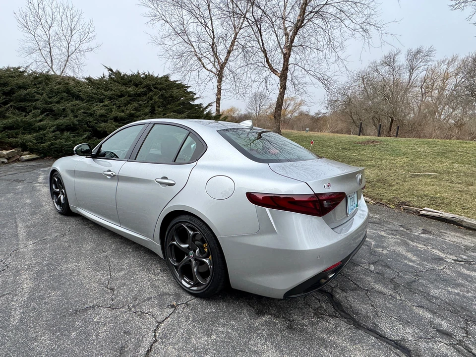 2017 Alfa Romeo Giulia - Image 14 of 31