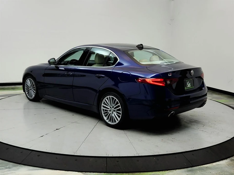 2017 Alfa Romeo Giulia - Image 7 of 31