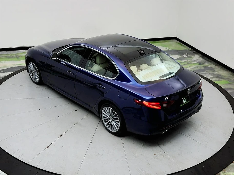 2017 Alfa Romeo Giulia - Image 31 of 31