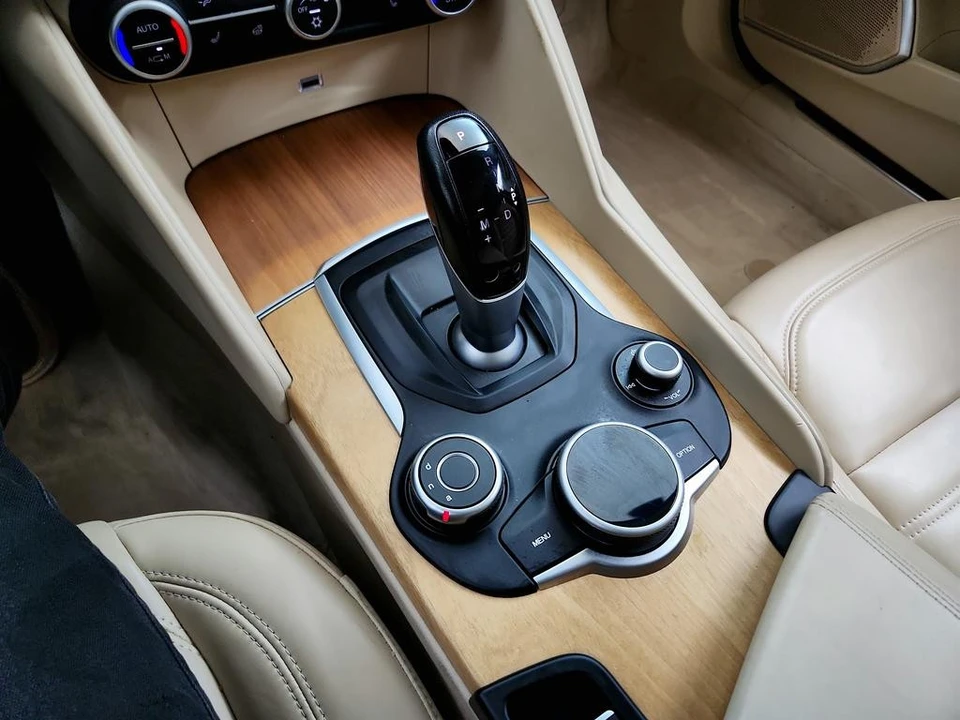 2017 Alfa Romeo Giulia - Image 19 of 31