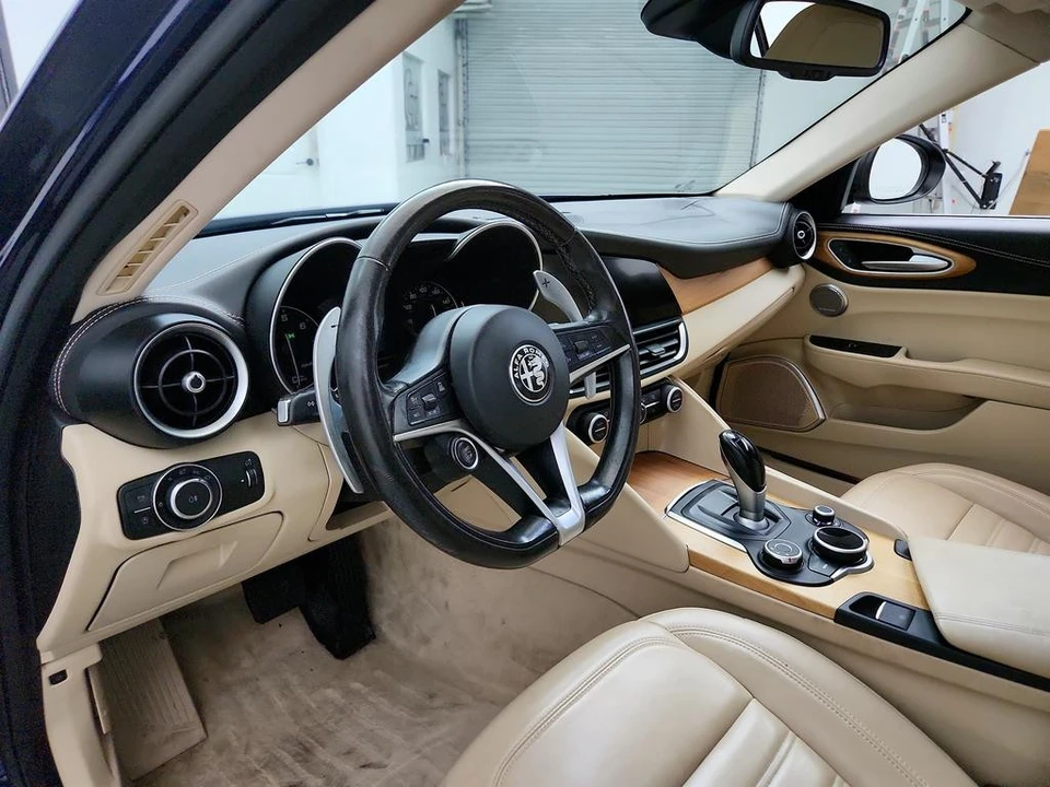 2017 Alfa Romeo Giulia - Image 13 of 31