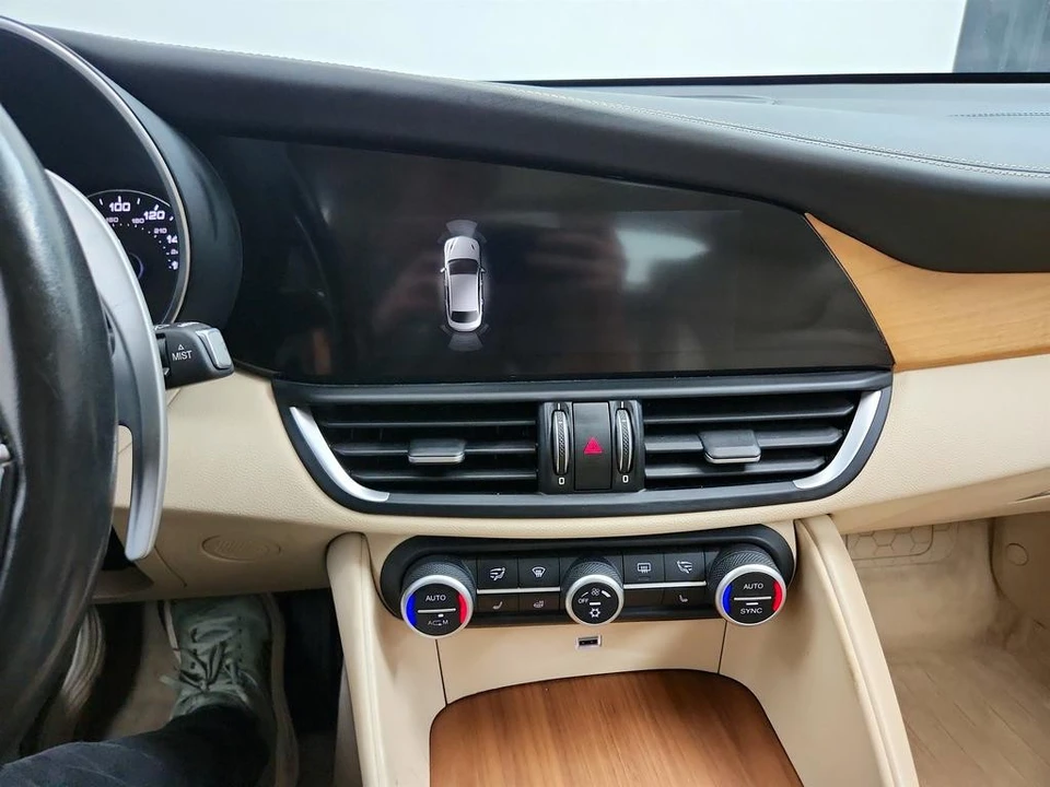 2017 Alfa Romeo Giulia - Image 20 of 31